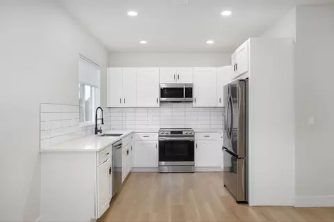 Kitchen - 3630 N Thistlewood Ct, Springfield, MO 65803 photo 6 of 7
