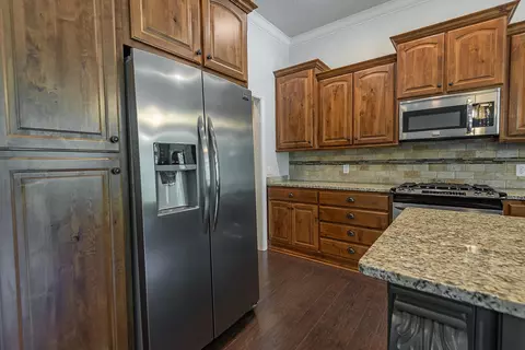Kitchen - 2920 S Ranch Dr, Springfield, MO 65809 photo 6 of 7