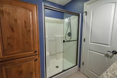 Bath - 2920 S Ranch Dr, Springfield, MO 65809 photo 11 of 11