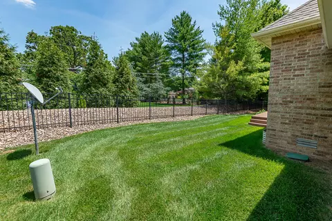 Exterior - 2920 S Ranch Dr, Springfield, MO 65809 photo 4 of 7