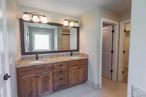 Bath - 2920 S Ranch Dr, Springfield, MO 65809 photo 3 of 11