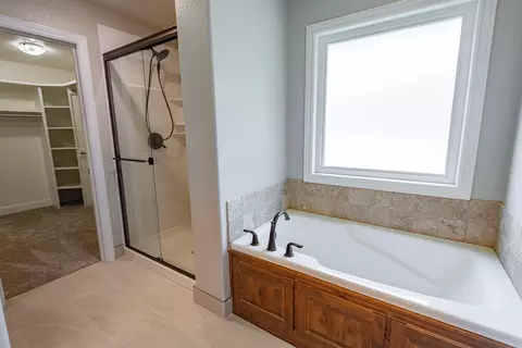 Bath - 2920 S Ranch Dr, Springfield, MO 65809 photo 4 of 11