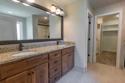 Bath - 2920 S Ranch Dr, Springfield, MO 65809 photo 2 of 11