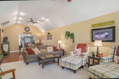 719 S Walnut St, Mount Vernon, MO 65712