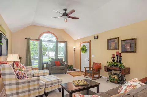 719 S Walnut St, Mount Vernon, MO 65712