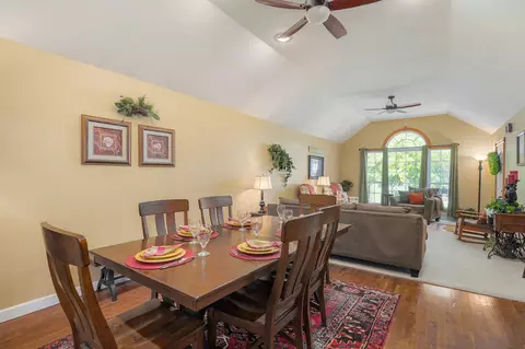719 S Walnut St, Mount Vernon, MO 65712