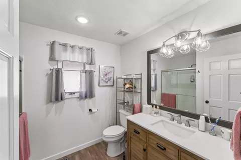 Bath - 852 E Turnbridge St, Springfield, MO 65810 photo 4 of 4