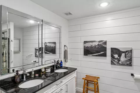 Bath - 852 E Turnbridge St, Springfield, MO 65810 photo 1 of 4
