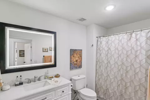 Bath - 852 E Turnbridge St, Springfield, MO 65810 photo 3 of 4
