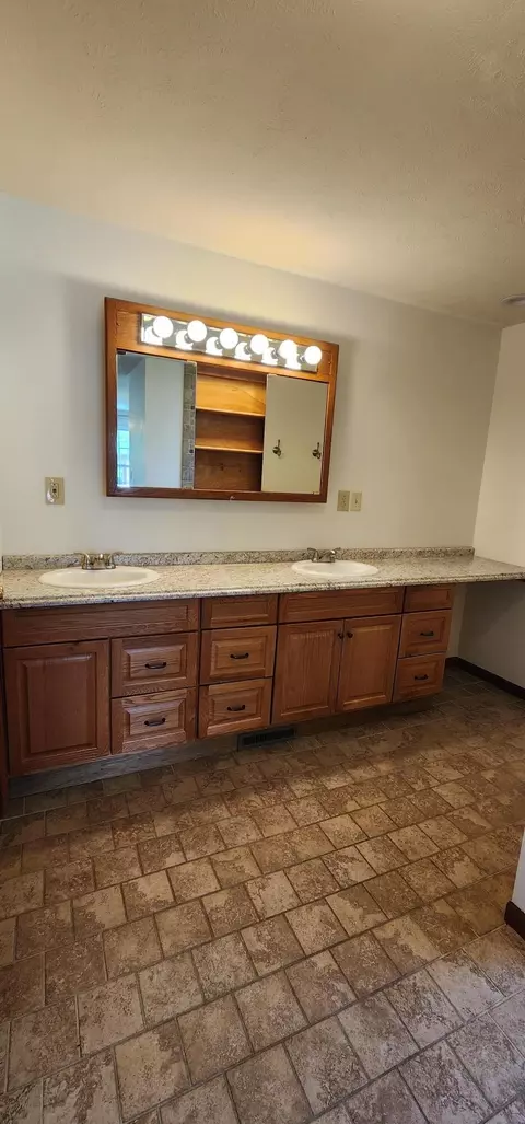 Bath - 17529 St Highway U, Ava, MO 65608 photo 2 of 9