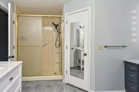 Bath - 3351 W Driftwood Ct, Springfield, MO 65807 photo 3 of 7