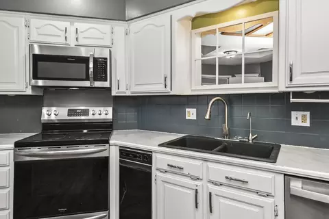 Kitchen - 3351 W Driftwood Ct, Springfield, MO 65807 photo 3 of 4