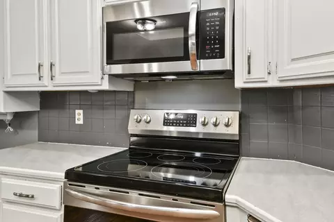 Kitchen - 3351 W Driftwood Ct, Springfield, MO 65807 photo 4 of 4