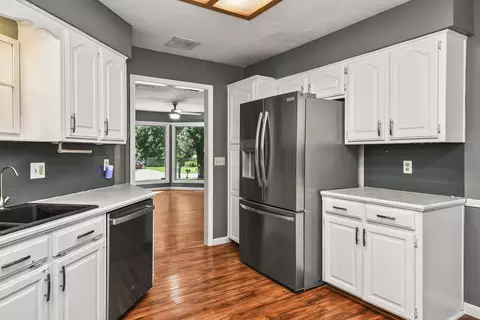 Kitchen - 3351 W Driftwood Ct, Springfield, MO 65807 photo 2 of 4