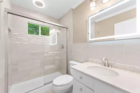 Bath - 909 Cliff Dr, Branson, MO 65616 photo 3 of 3