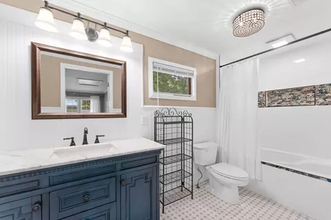 Bath - 909 Cliff Dr, Branson, MO 65616 photo 1 of 3