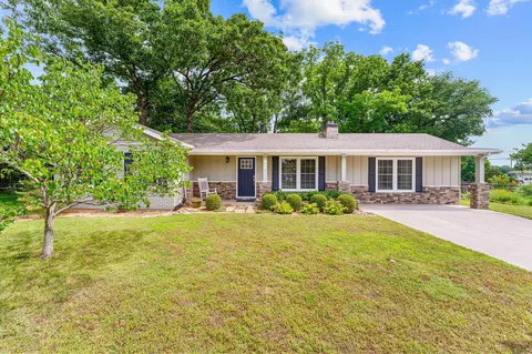 Exterior - 909 Cliff Dr, Branson, MO 65616 photo 6 of 7