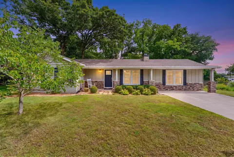 909 Cliff Dr, Branson, MO 65616
