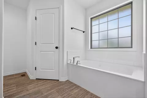 Bath - 752 E Gallup Hill Rd, Nixa, MO 65714 photo 2 of 5