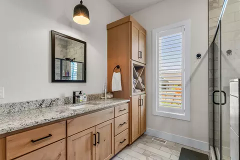 Bath - 4900 S Aaron Ave, Springfield, MO 65810 photo 4 of 6