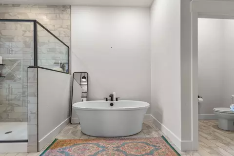 Bath - 4900 S Aaron Ave, Springfield, MO 65810 photo 2 of 6
