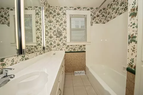 Bath - 744 S Pickwick Ave, Springfield, MO 65802 photo 1 of 4