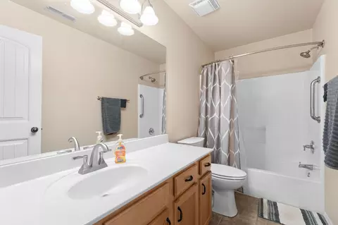 Bath - 106 Southview Dr, Branson, MO 65616 photo 1 of 3