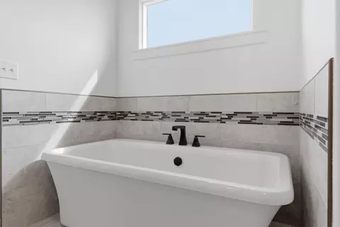 Bath - 3215 W Bluffview St, Springfield, MO 65810 photo 2 of 5