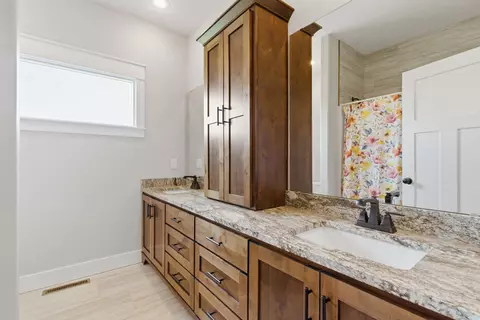 Bath - 3215 W Bluffview St, Springfield, MO 65810 photo 3 of 5