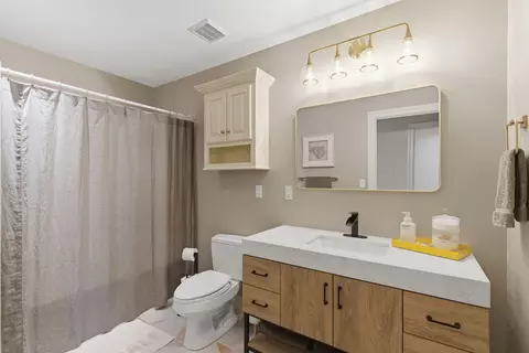 Bath - 1646 W Caleb Ct, Springfield, MO 65810 photo 7 of 9