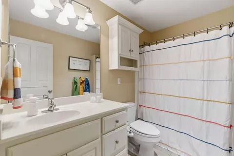 Bath - 1646 W Caleb Ct, Springfield, MO 65810 photo 8 of 9