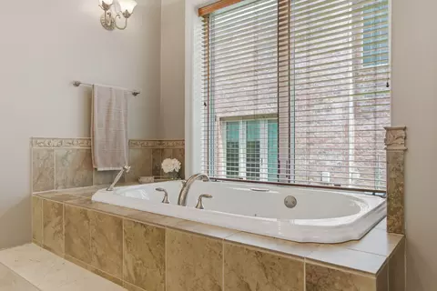 Bath - 1646 W Caleb Ct, Springfield, MO 65810 photo 2 of 9
