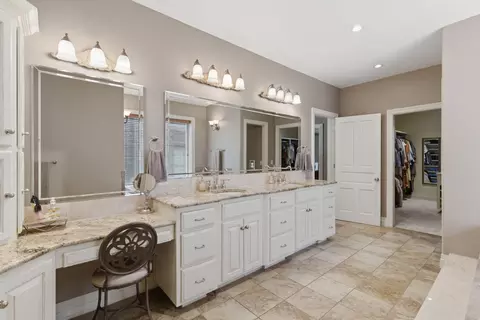Bath - 1646 W Caleb Ct, Springfield, MO 65810 photo 3 of 9