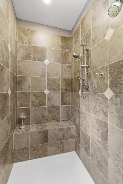 Bath - 1646 W Caleb Ct, Springfield, MO 65810 photo 4 of 9