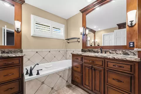 Bath - 4726 S Bellhurst Ave, Springfield, MO 65804 photo 1 of 7