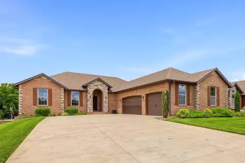 5825 S Cottonwood Dr, Battlefield, MO 65619