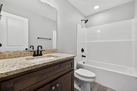 Bath - 422 Beavertail Rd, Ash Grove, MO 65604 photo 3 of 3