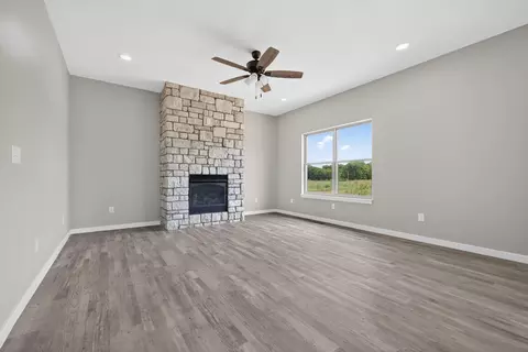 Living - 422 Beavertail Rd, Ash Grove, MO 65604 photo 2 of 6