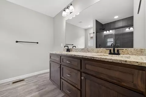 Bath - 422 Beavertail Rd, Ash Grove, MO 65604 photo 1 of 3