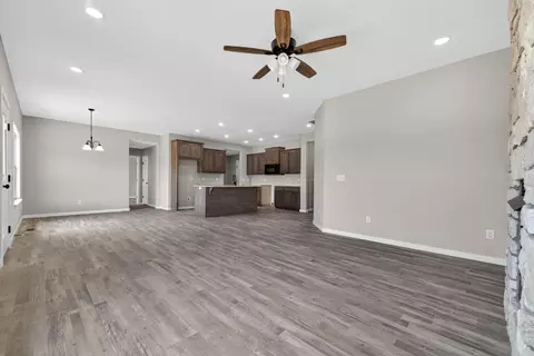 Living - 422 Beavertail Rd, Ash Grove, MO 65604 photo 5 of 6