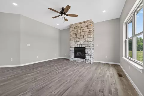 Living - 422 Beavertail Rd, Ash Grove, MO 65604 photo 4 of 6