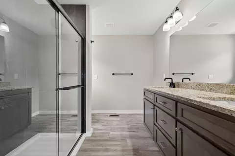 Bath - 422 Beavertail Rd, Ash Grove, MO 65604 photo 2 of 3