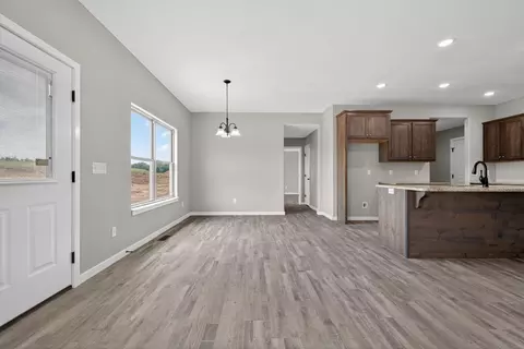 Living - 422 Beavertail Rd, Ash Grove, MO 65604 photo 6 of 6