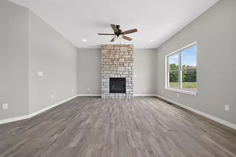 Living - 422 Beavertail Rd, Ash Grove, MO 65604 photo 3 of 6