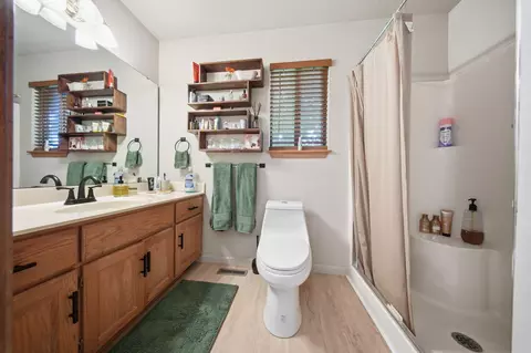 Bath - 3527 W Sagamont St, Springfield, MO 65807 photo 2 of 2