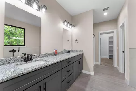 Bath - 654 Walkington Ln, Branson, MO 65616 photo 1 of 4