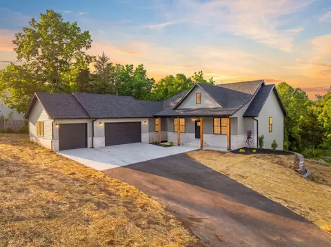 654 Walkington Ln, Branson, MO 65616