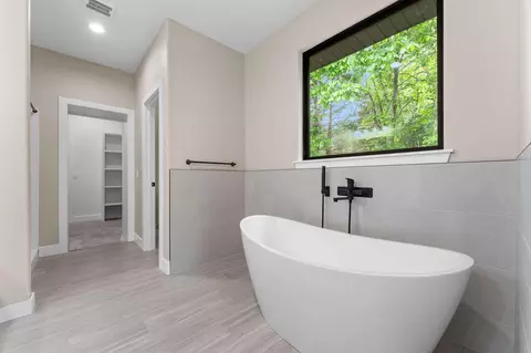 Bath - 654 Walkington Ln, Branson, MO 65616 photo 2 of 4