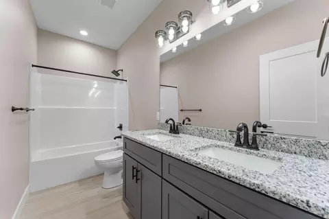 Bath - 654 Walkington Ln, Branson, MO 65616 photo 4 of 4