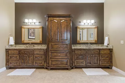 Bath - 1610 W Caleb Ct, Springfield, MO 65810 photo 3 of 7